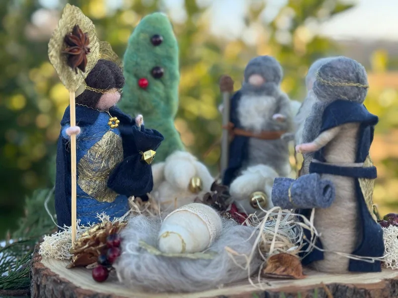 Blaue und naturfarbene Krippenfiguren mit Schafen und goldenem Stern