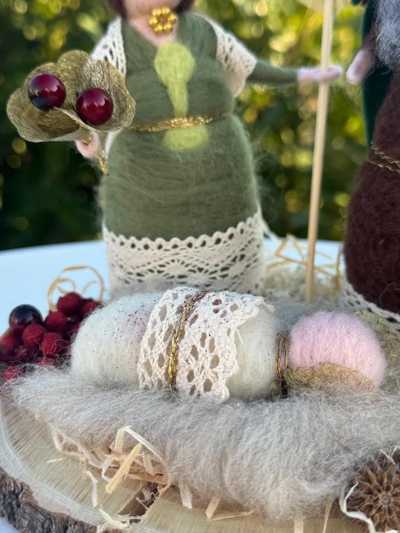 Das Jesuskind aus Schafwolle mit feiner Spitze und kleinen gefilzten Details